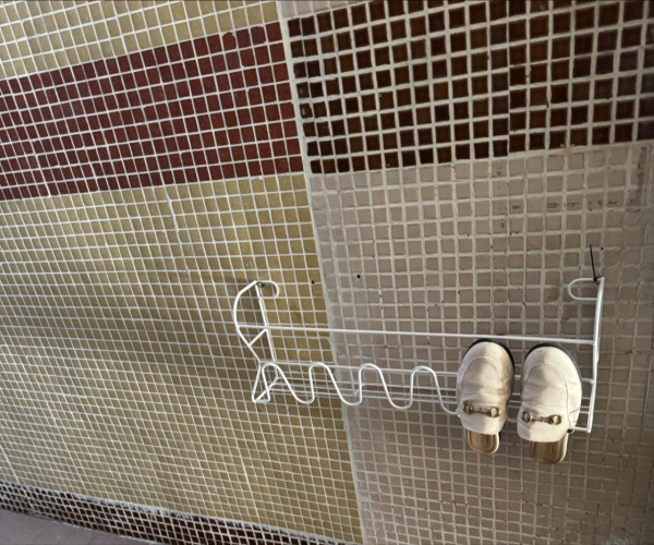  公屋住戶「鑽穿外牆」裝鞋架！長安邨民怒轟：公家地方當私人用？房署一查即扣7分