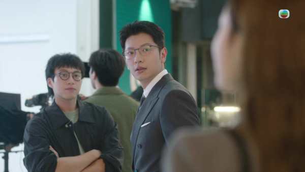 新聞女王2劇評｜高鈞賢「人夫感爆棚」獲封理想型老公 靚仔眼鏡暖男look俘虜網民：怎能拒絕他！