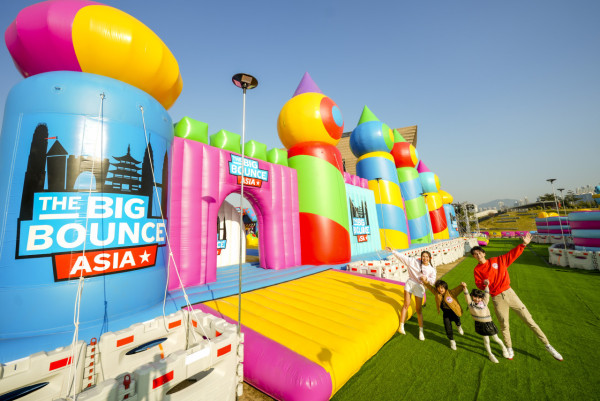 全球最大彈跳城堡2026年回歸西九文化區!逾10萬呎超巨型充氣遊樂區/早鳥優惠門票詳情一覽