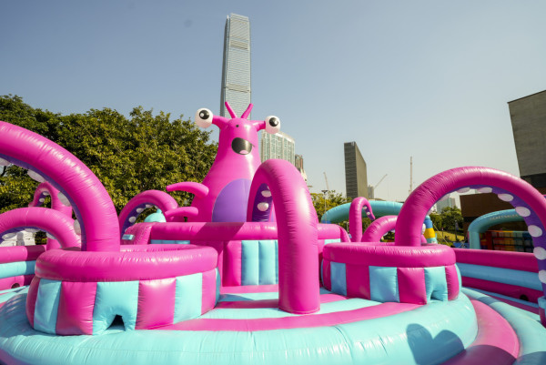 全球最大彈跳城堡2026年回歸西九文化區！逾10萬呎超巨型充氣遊樂區/早鳥優惠門票詳情一覽