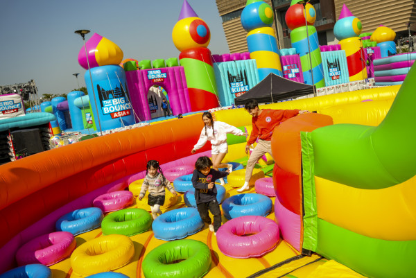 全球最大彈跳城堡2026年回歸西九文化區！逾10萬呎超巨型充氣遊樂區/早鳥優惠門票詳情一覽