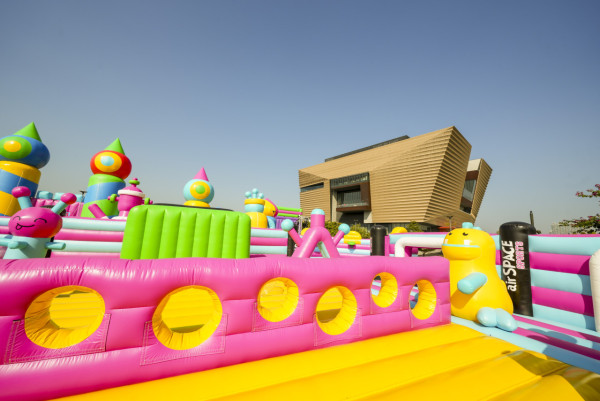 全球最大彈跳城堡2026年回歸西九文化區！逾10萬呎超巨型充氣遊樂區/早鳥優惠門票詳情一覽