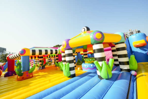 全球最大彈跳城堡2026年回歸西九文化區！逾10萬呎超巨型充氣遊樂區/早鳥優惠門票詳情一覽