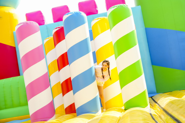 全球最大彈跳城堡2026年回歸西九文化區！逾10萬呎超巨型充氣遊樂區/早鳥優惠門票詳情一覽