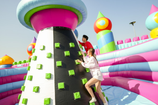 全球最大彈跳城堡2026年回歸西九文化區!逾10萬呎超巨型充氣遊樂區/早鳥優惠門票詳情一覽