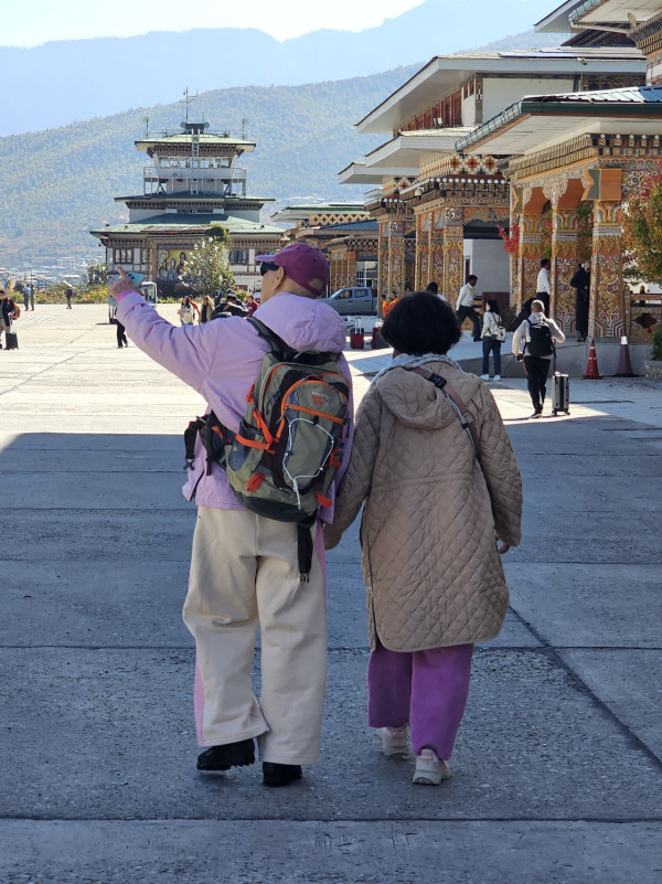 帶阿姐看世界|汪明荃羅家英不丹鬥嘴背後放閃 夫妻恩愛拖手「連體背影」 甜蜜如熱戀