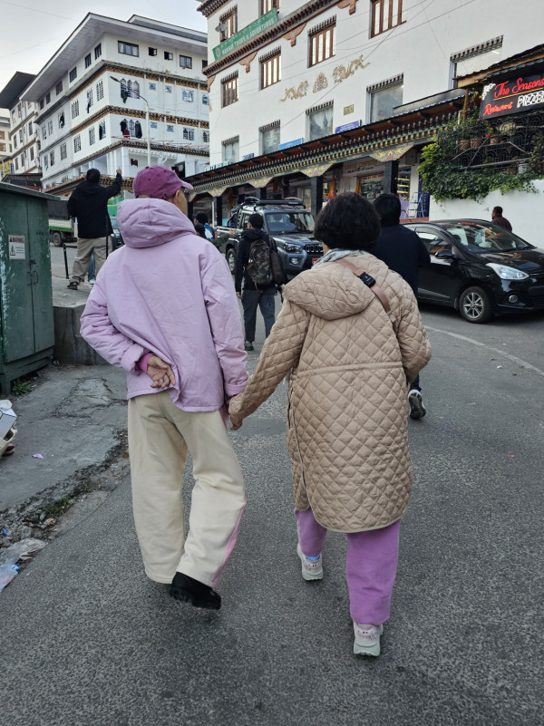 帶阿姐看世界|汪明荃羅家英不丹鬥嘴背後放閃 夫妻恩愛拖手「連體背影」 甜蜜如熱戀