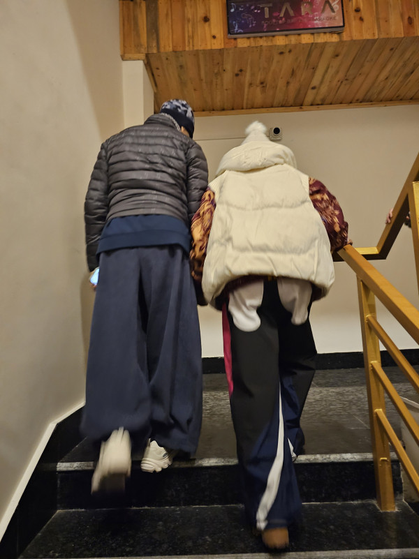 帶阿姐看世界|汪明荃羅家英不丹鬥嘴背後放閃 夫妻恩愛拖手「連體背影」 甜蜜如熱戀