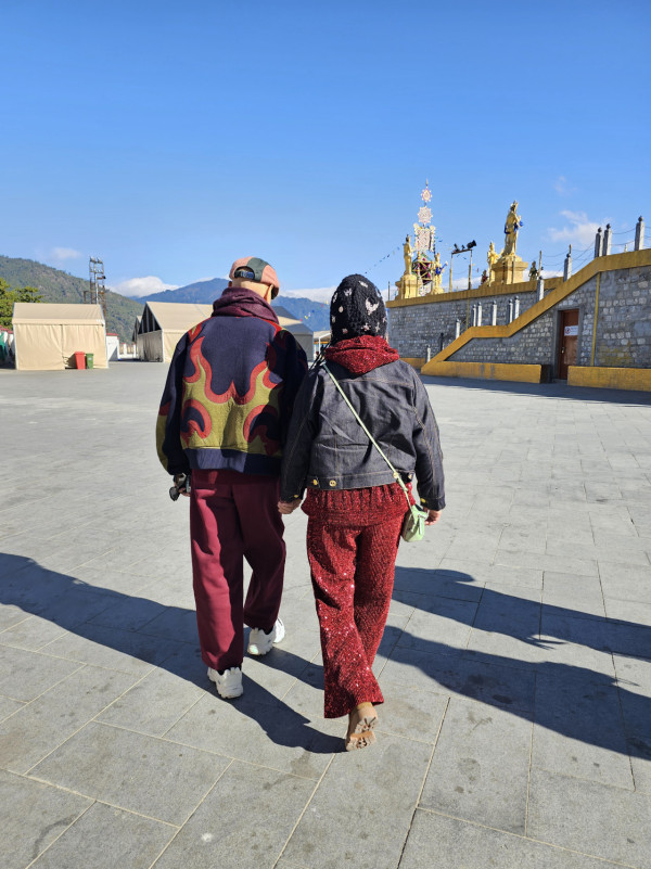 帶阿姐看世界|汪明荃羅家英不丹鬥嘴背後放閃 夫妻恩愛拖手「連體背影」 甜蜜如熱戀