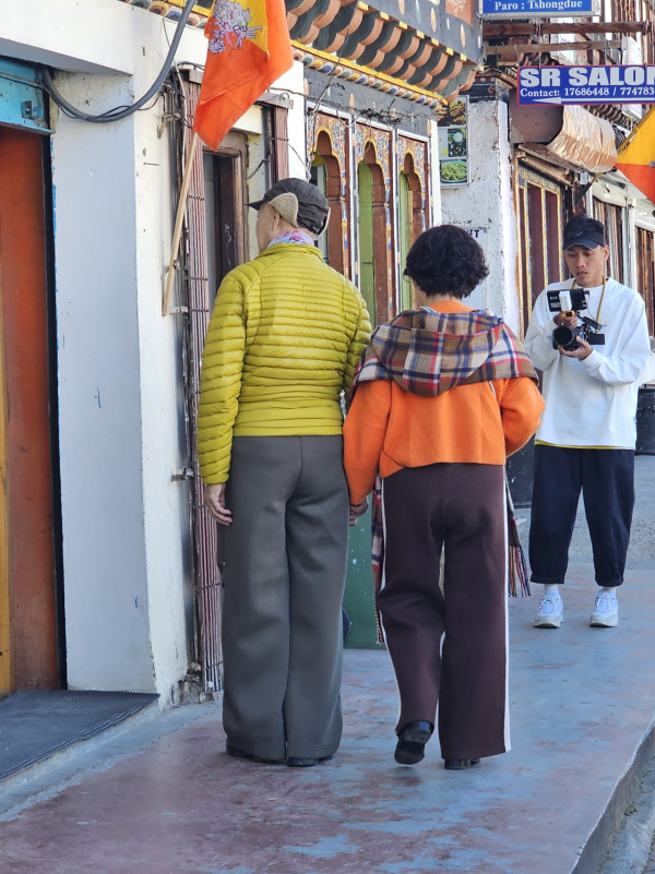 帶阿姐看世界|汪明荃羅家英不丹鬥嘴背後放閃 夫妻恩愛拖手「連體背影」 甜蜜如熱戀