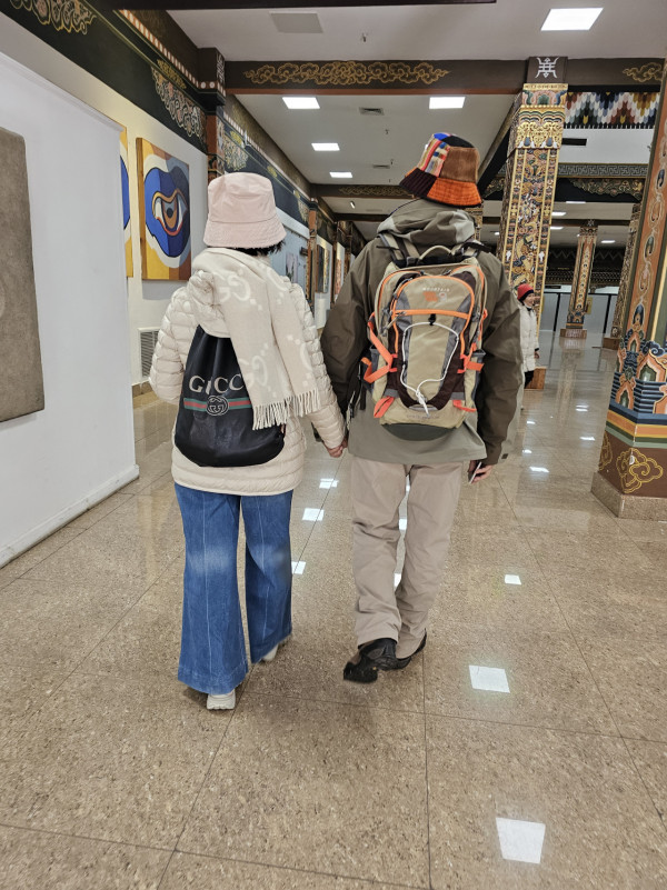 帶阿姐看世界|汪明荃羅家英不丹鬥嘴背後放閃 夫妻恩愛拖手「連體背影」 甜蜜如熱戀