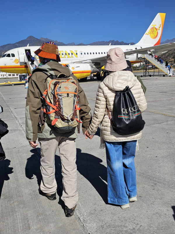 帶阿姐看世界|汪明荃羅家英不丹鬥嘴背後放閃 夫妻恩愛拖手「連體背影」 甜蜜如熱戀