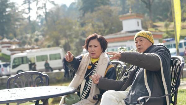 帶阿姐看世界|汪明荃羅家英不丹鬥嘴背後放閃 夫妻恩愛拖手「連體背影」 甜蜜如熱戀