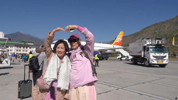 帶阿姐看世界|汪明荃羅家英不丹鬥嘴背後放閃 夫妻恩愛拖手「連體背影」 甜蜜如熱戀