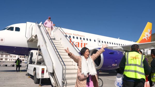 帶阿姐看世界|汪明荃羅家英不丹鬥嘴背後放閃 夫妻恩愛拖手「連體背影」 甜蜜如熱戀