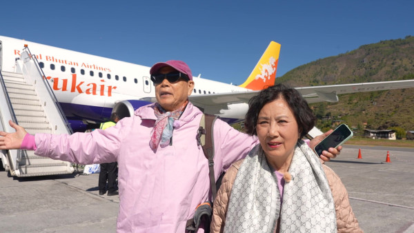 帶阿姐看世界|汪明荃羅家英不丹鬥嘴背後放閃 夫妻恩愛拖手「連體背影」 甜蜜如熱戀