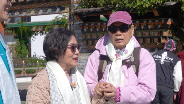 帶阿姐看世界|汪明荃羅家英不丹鬥嘴背後放閃 夫妻恩愛拖手「連體背影」 甜蜜如熱戀