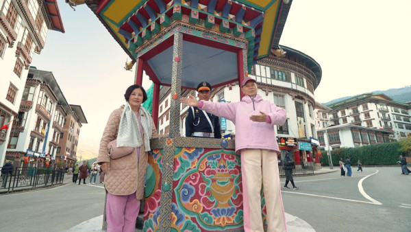 帶阿姐看世界|汪明荃羅家英不丹鬥嘴背後放閃 夫妻恩愛拖手「連體背影」 甜蜜如熱戀