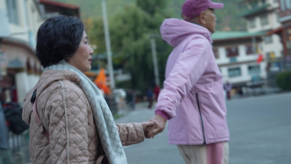 帶阿姐看世界|汪明荃羅家英不丹鬥嘴背後放閃 夫妻恩愛拖手「連體背影」 甜蜜如熱戀