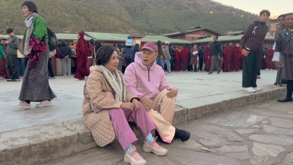 帶阿姐看世界|汪明荃羅家英不丹鬥嘴背後放閃 夫妻恩愛拖手「連體背影」 甜蜜如熱戀