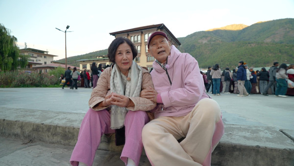 帶阿姐看世界|汪明荃羅家英不丹鬥嘴背後放閃 夫妻恩愛拖手「連體背影」 甜蜜如熱戀