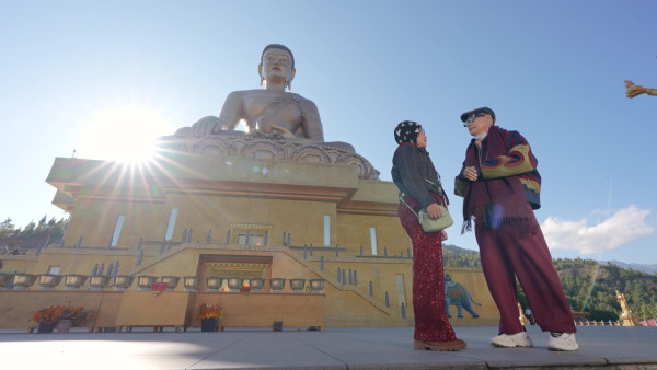 帶阿姐看世界|汪明荃羅家英不丹鬥嘴背後放閃 夫妻恩愛拖手「連體背影」 甜蜜如熱戀