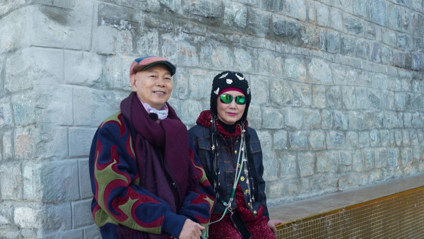 帶阿姐看世界|汪明荃羅家英不丹鬥嘴背後放閃 夫妻恩愛拖手「連體背影」 甜蜜如熱戀