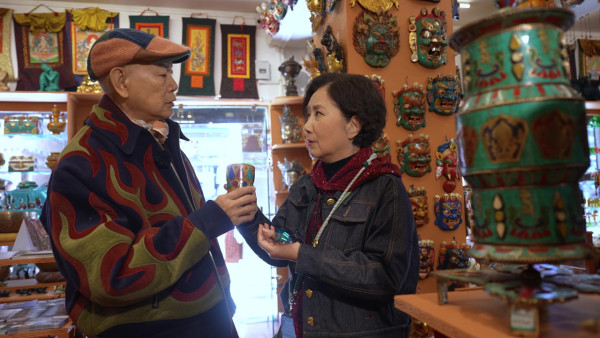 帶阿姐看世界|汪明荃羅家英不丹鬥嘴背後放閃 夫妻恩愛拖手「連體背影」 甜蜜如熱戀