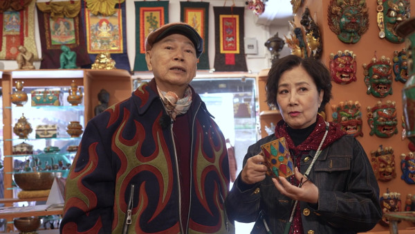 帶阿姐看世界|汪明荃羅家英不丹鬥嘴背後放閃 夫妻恩愛拖手「連體背影」 甜蜜如熱戀