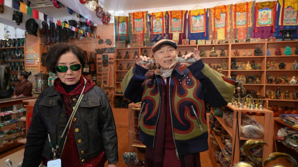 帶阿姐看世界|汪明荃羅家英不丹鬥嘴背後放閃 夫妻恩愛拖手「連體背影」 甜蜜如熱戀