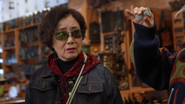 帶阿姐看世界|汪明荃羅家英不丹鬥嘴背後放閃 夫妻恩愛拖手「連體背影」 甜蜜如熱戀