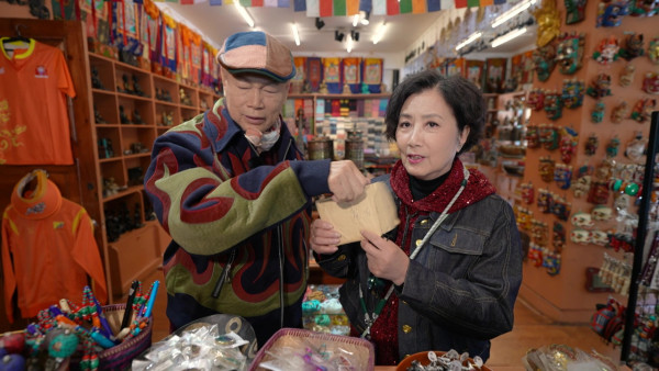 帶阿姐看世界|汪明荃羅家英不丹鬥嘴背後放閃 夫妻恩愛拖手「連體背影」 甜蜜如熱戀