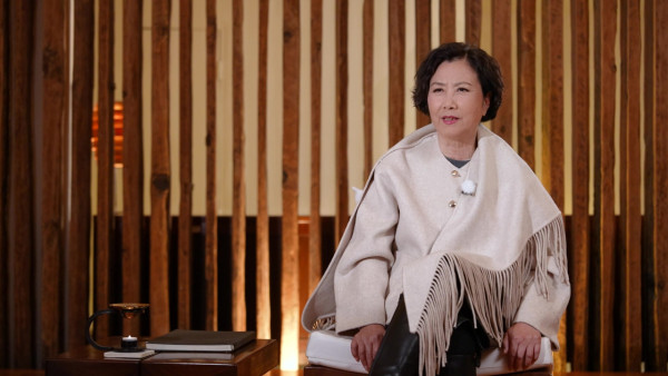 帶阿姐看世界|汪明荃羅家英不丹鬥嘴背後放閃 夫妻恩愛拖手「連體背影」 甜蜜如熱戀