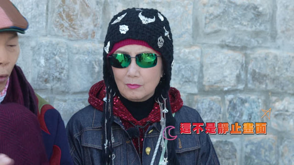 帶阿姐看世界|汪明荃羅家英不丹鬥嘴背後放閃 夫妻恩愛拖手「連體背影」 甜蜜如熱戀