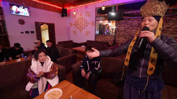 帶阿姐看世界|羅家英唐僧上身突襲獻唱《Only You》 不丹婚照拍攝意外掌摑阿姐