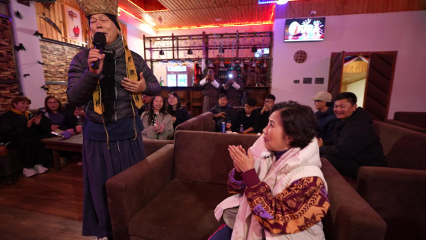 帶阿姐看世界|羅家英唐僧上身突襲獻唱《Only You》 不丹婚照拍攝意外掌摑阿姐