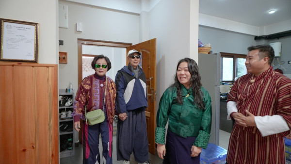 帶阿姐看世界|羅家英唐僧上身突襲獻唱《Only You》 不丹婚照拍攝意外掌摑阿姐