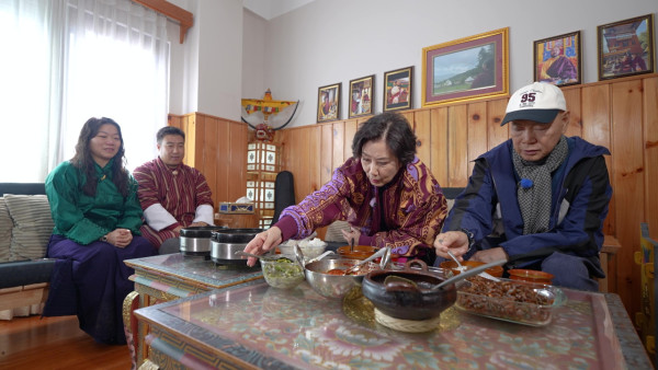 帶阿姐看世界|羅家英唐僧上身突襲獻唱《Only You》 不丹婚照拍攝意外掌摑阿姐