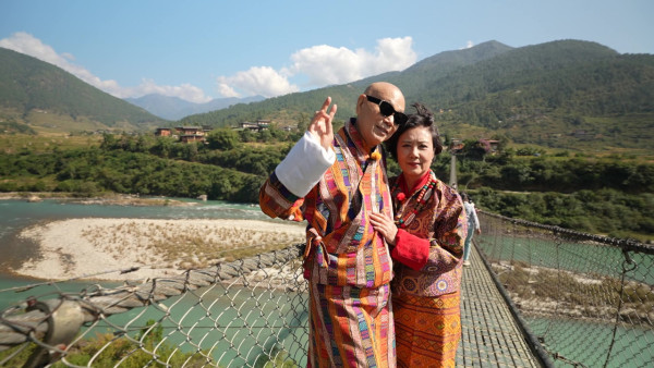 帶阿姐看世界｜羅家英唐僧上身突襲獻唱《Only You》 不丹婚照拍攝意外掌摑阿姐