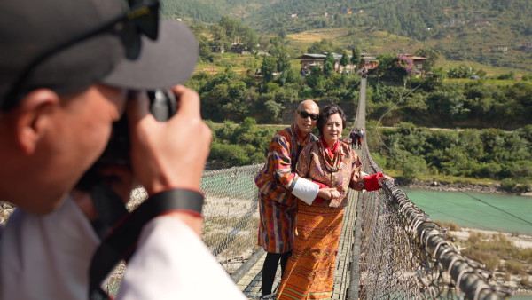 帶阿姐看世界｜羅家英唐僧上身突襲獻唱《Only You》 不丹婚照拍攝意外掌摑阿姐