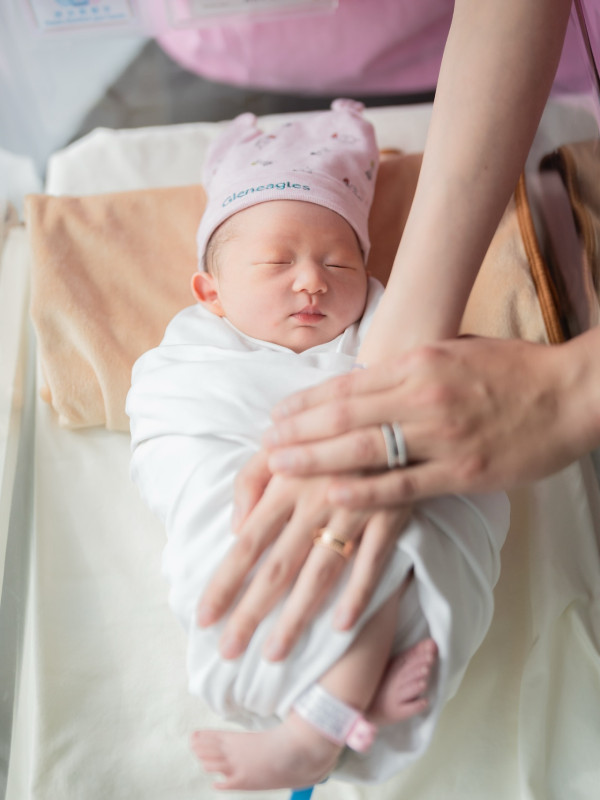 方力申加碼放送公開多張全家福 一家三口幸福滿瀉!自嘲素顏合影被愛女Isla搶鏡