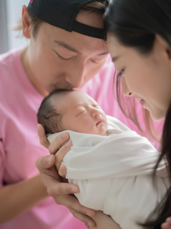 方力申加碼放送公開多張全家福 一家三口幸福滿瀉!自嘲素顏合影被愛女Isla搶鏡