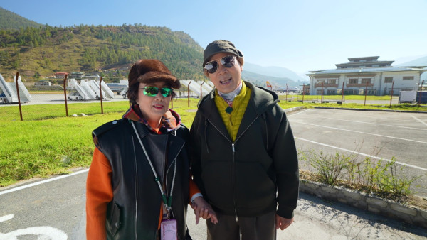 帶阿姐看世界|羅家英不丹寵妻無極限!主動孭阿姐落直昇機 熱石浴鴛鴦浸浴放閃