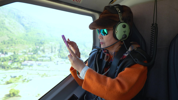 帶阿姐看世界|羅家英不丹寵妻無極限!主動孭阿姐落直昇機 熱石浴鴛鴦浸浴放閃