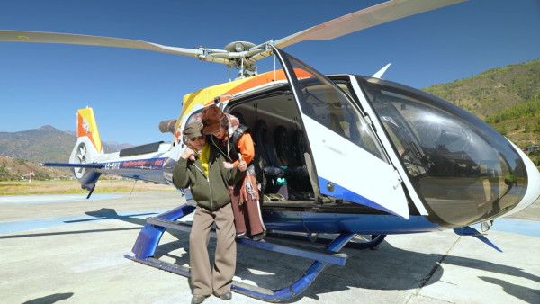 帶阿姐看世界|羅家英不丹寵妻無極限!主動孭阿姐落直昇機 熱石浴鴛鴦浸浴放閃