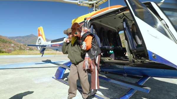 帶阿姐看世界｜羅家英不丹寵妻無極限！主動孭阿姐落直昇機 熱石浴鴛鴦浸浴放閃