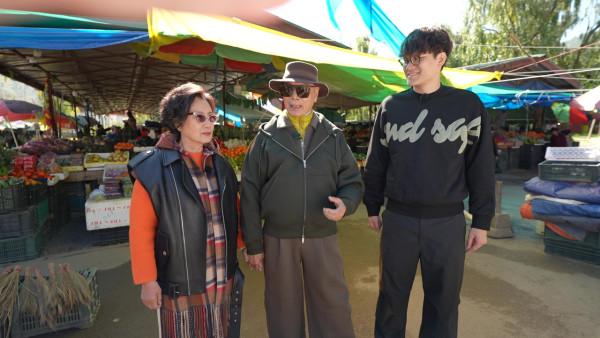 帶阿姐看世界｜羅家英不丹寵妻無極限！主動孭阿姐落直昇機 熱石浴鴛鴦浸浴放閃