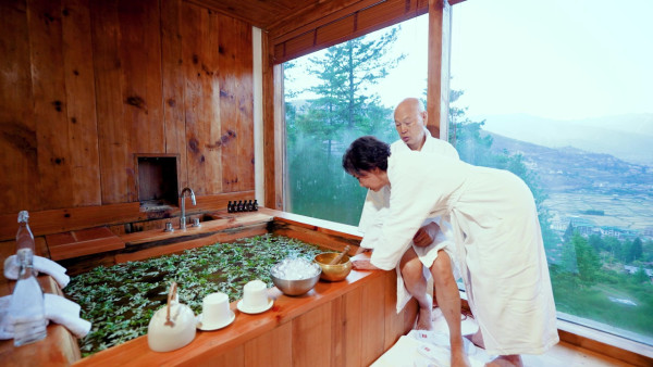 帶阿姐看世界|羅家英不丹寵妻無極限!主動孭阿姐落直昇機 熱石浴鴛鴦浸浴放閃