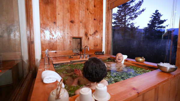 帶阿姐看世界|羅家英不丹寵妻無極限!主動孭阿姐落直昇機 熱石浴鴛鴦浸浴放閃