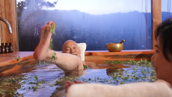 帶阿姐看世界|羅家英不丹寵妻無極限!主動孭阿姐落直昇機 熱石浴鴛鴦浸浴放閃